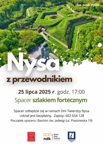 Spacer z przewodnikiem szlakiem fortecznym